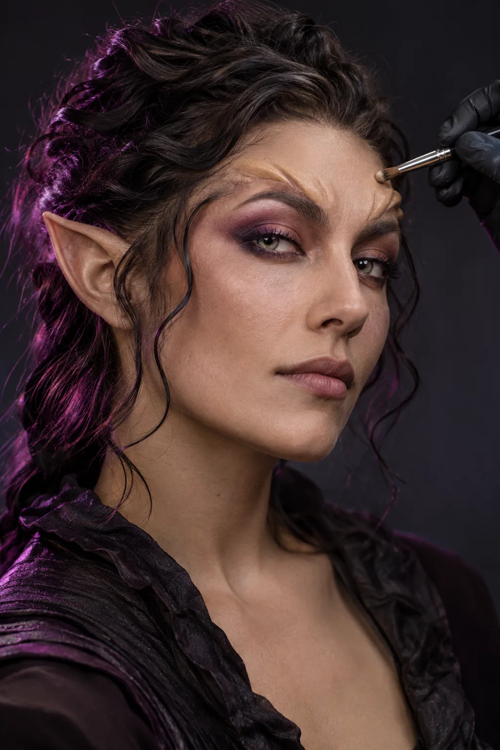 Caracterización de fantasía con pequeñas prótesis en la frente y oreja, acabada por un artista de maquillaje; imagen ilustrativa